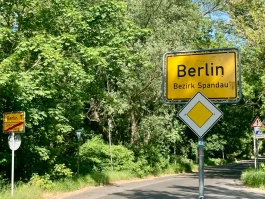 4seniorz Berlin Ortschild bei Spandau 4zu3