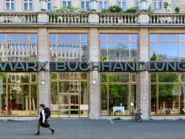 Karl-Marx-Allee mit Buchhandlung