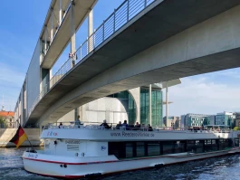 4seniorz berlin kanzler spreebogen mit brücke